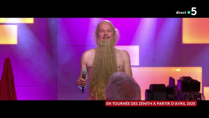 Philippe Katerine surprend à nouveau en chantant nu sur le plateau de « C à Vous »