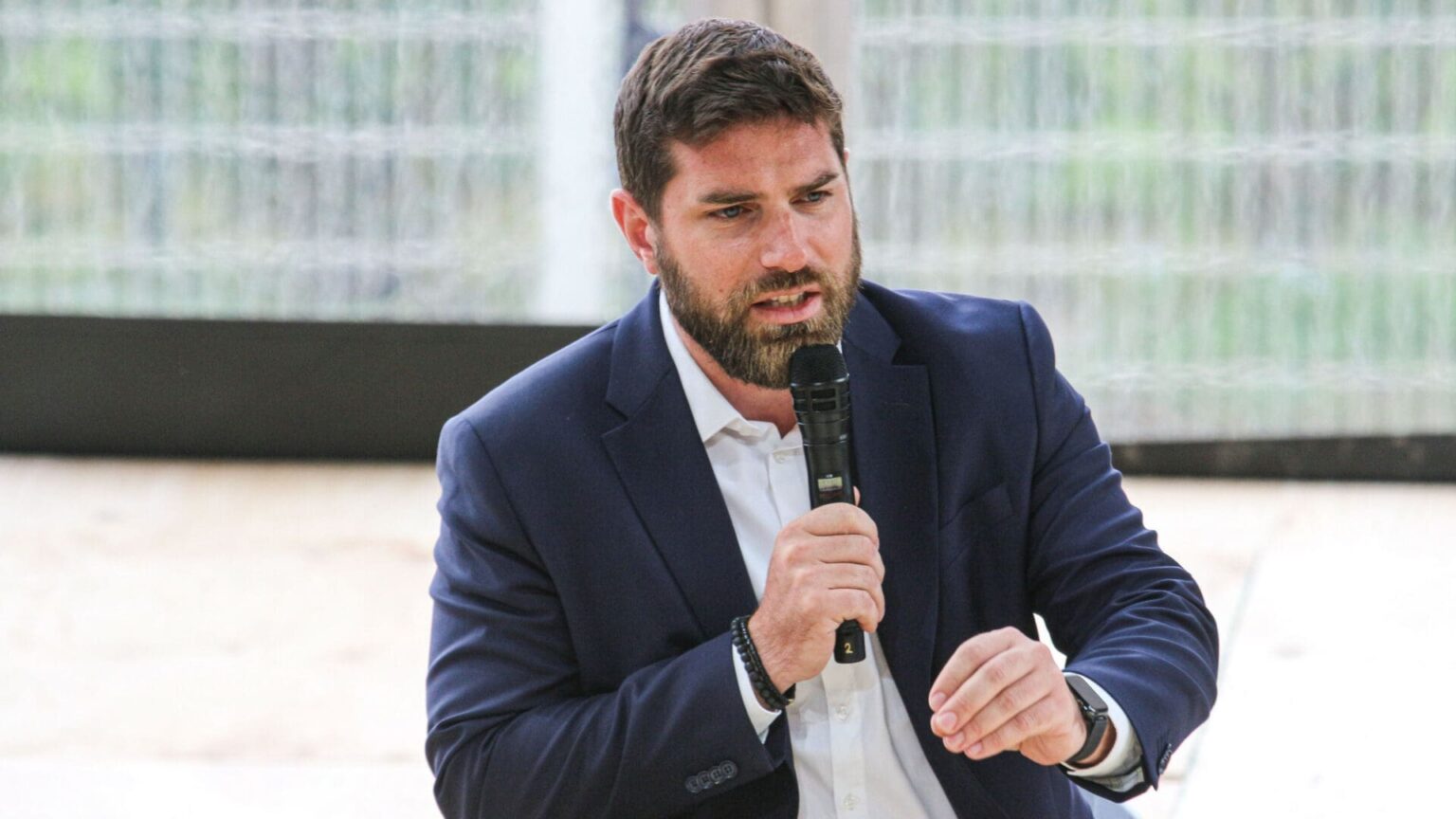 initial-vincent-jeanbrun-maire-de-lhay-les-roses-universite-dete-du-medef-2023-hippodrome-de-longchamps-paris-c-antonin-albert46