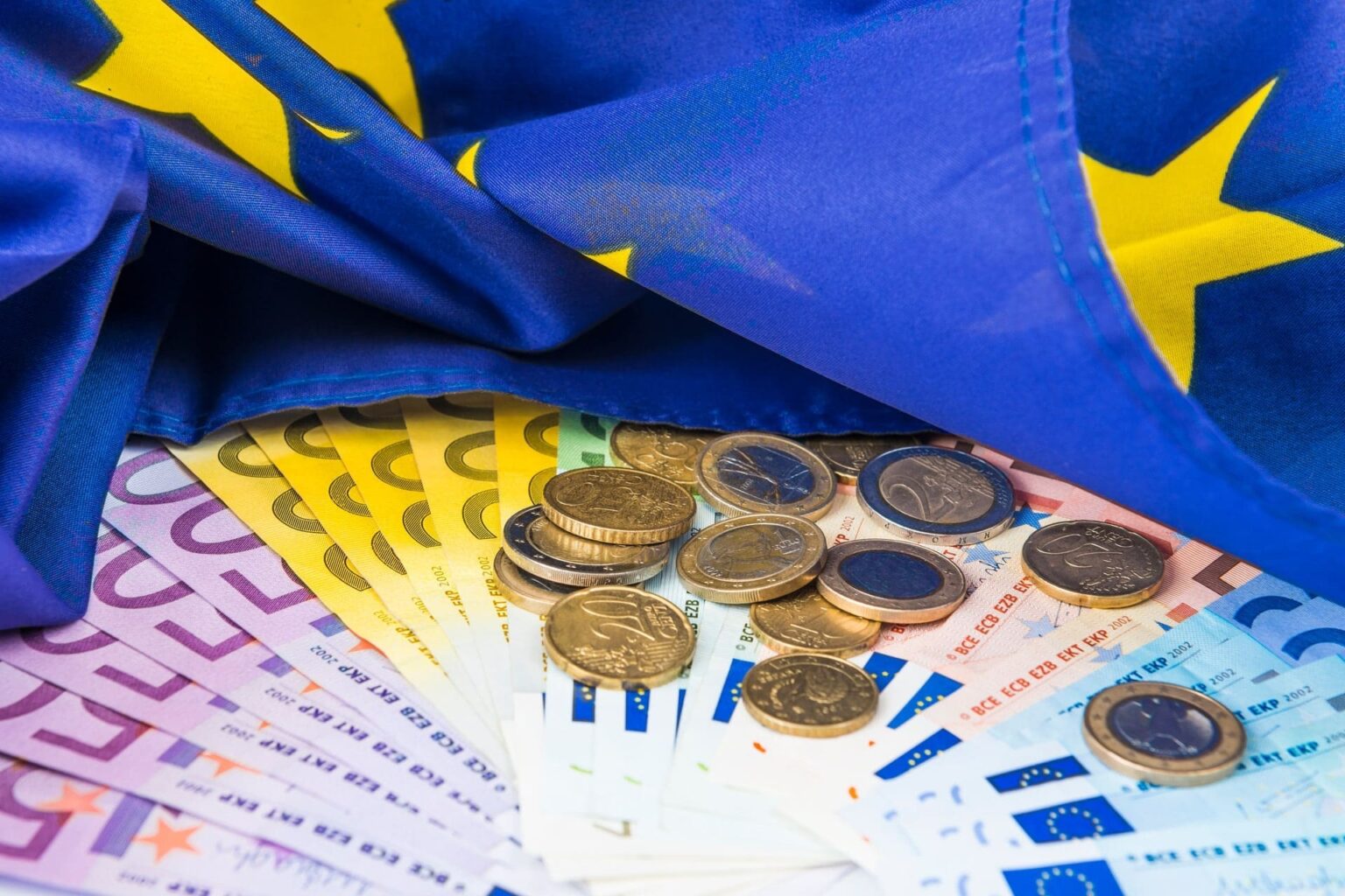 Grafische Elemente > Zeichen und Symbole > Geld Geld unter Europaflagge