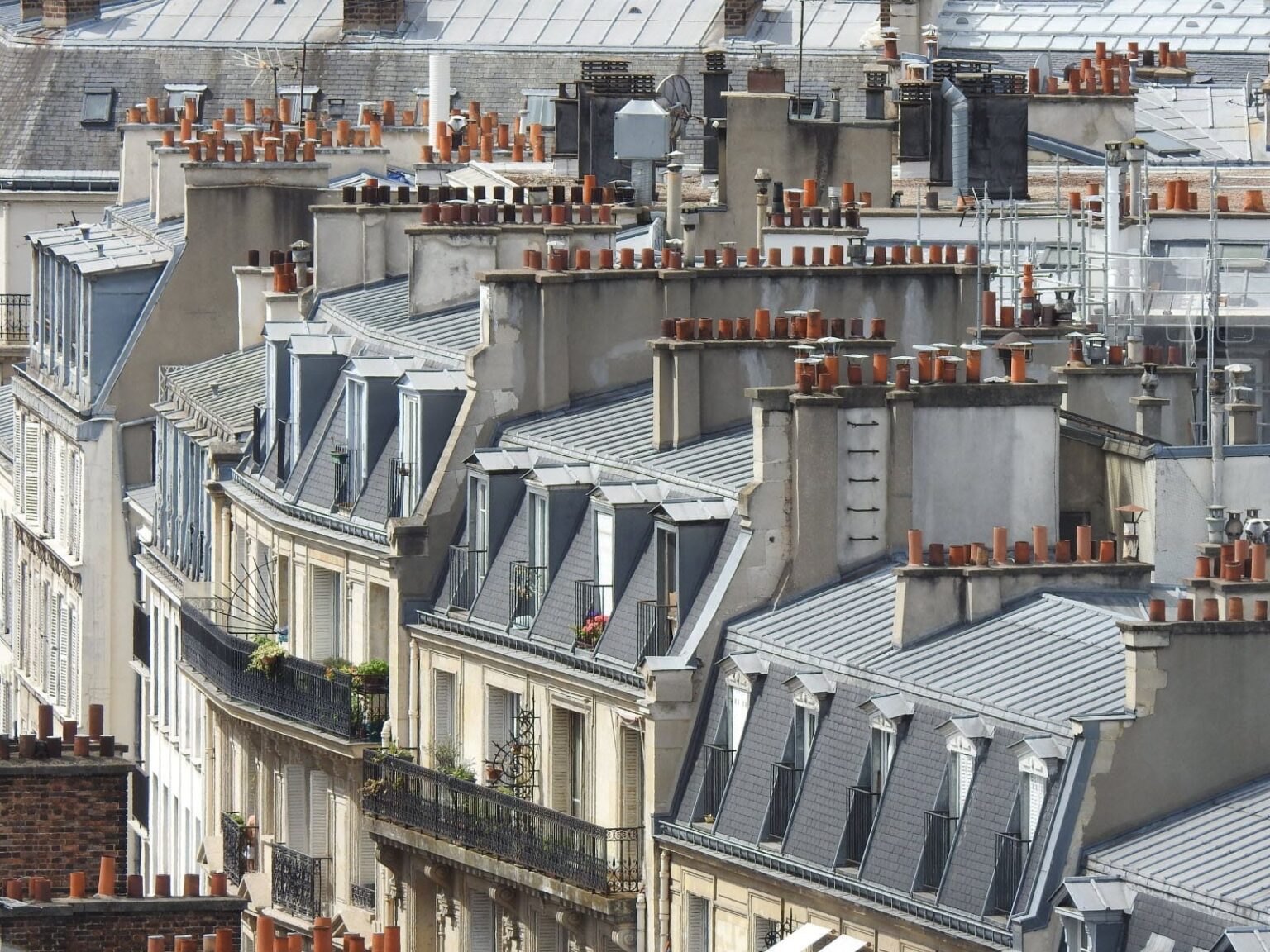 on-recense-21-4-millions-de-m2-de-toits-traditionnels-en-zinc-a-paris-photo-sipa-xavier-francolon-1725202892