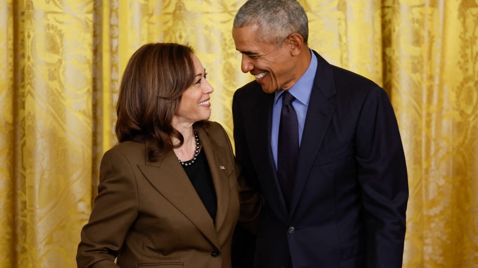 Barack-Obama-et-Kamala-Harris-a-la-Maison-Blanche-le-5-avril-2022-1910193
