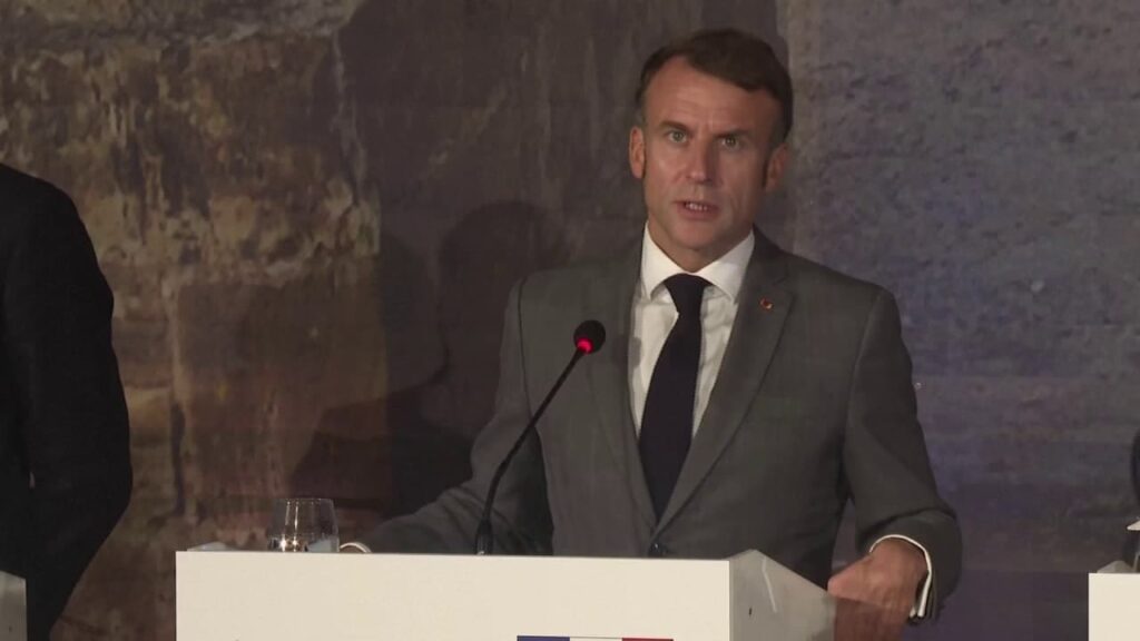 Emmanuel-Macron-s-exprime-au-Med9-a-Paphos-a-Chypre-le-11-octobre-2024-1955036