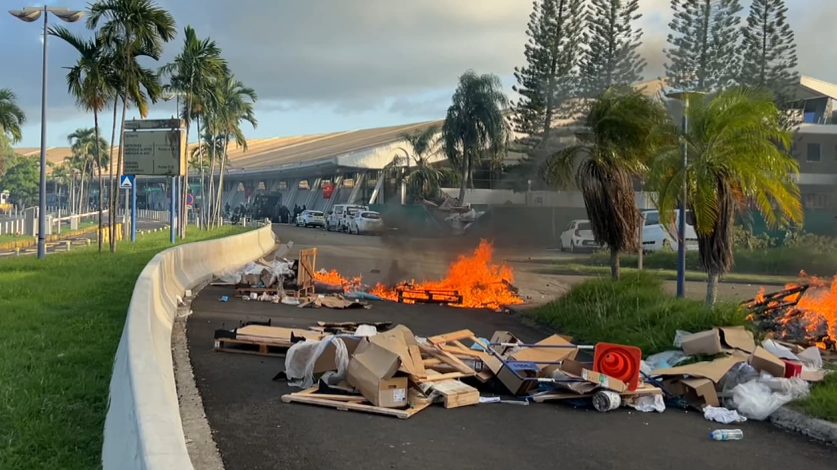 Violences en Martinique : fermeture de l'aéroport de Fort-de-France et plus de 1 000 passagers déroutés