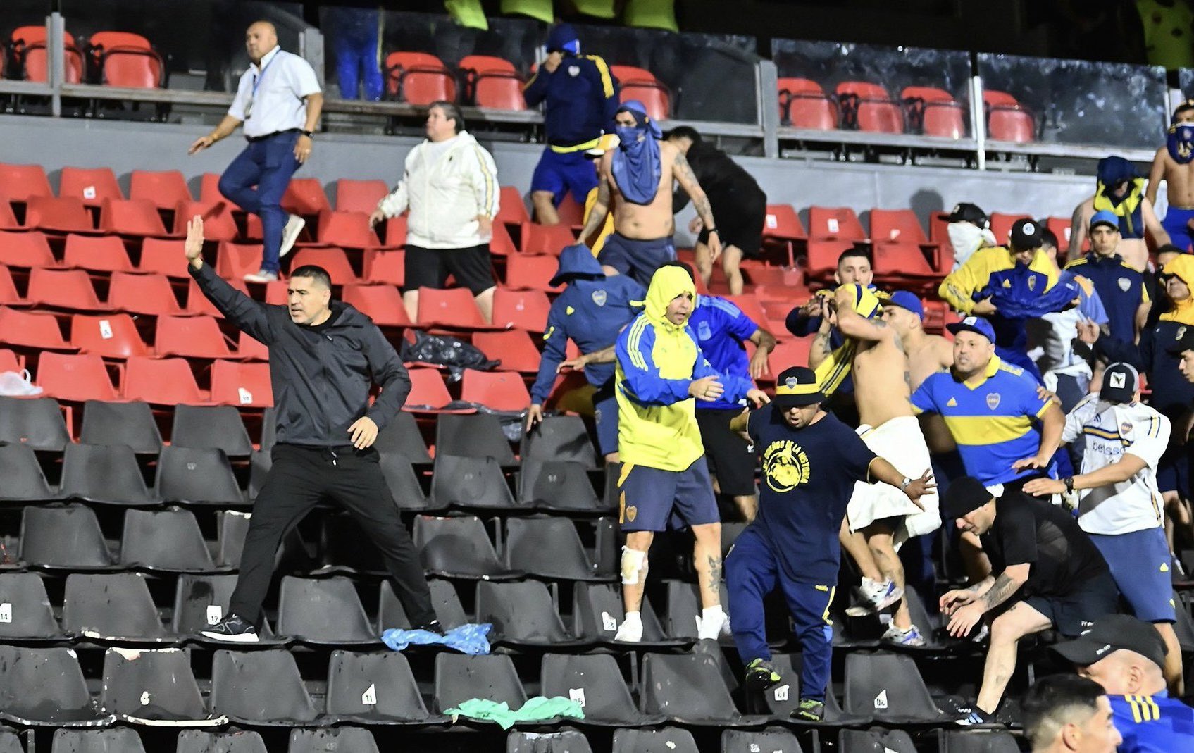 Juan Roman Riquelme super-héros : le président de Boca Juniors monte en tribunes et met fin aux bagarres entre supporters