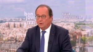 Hollande s'oppose à Mélenchon : « Les seuls drapeaux dans les lieux publics doivent être français »