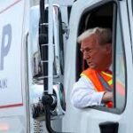 Présidentielle américaine : Trump répond à Biden depuis un camion-poubelle