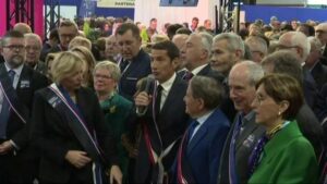 Les maires en noir : une révolte contre les coupes budgétaires