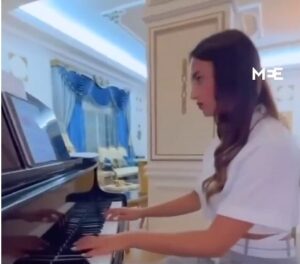 "Mon coeur est brisé" - Une pianiste libanaise reconnaît son piano dans les mains de soldats israéliens. Elle publie une vidéo d'elle jouant sur ce même piano...