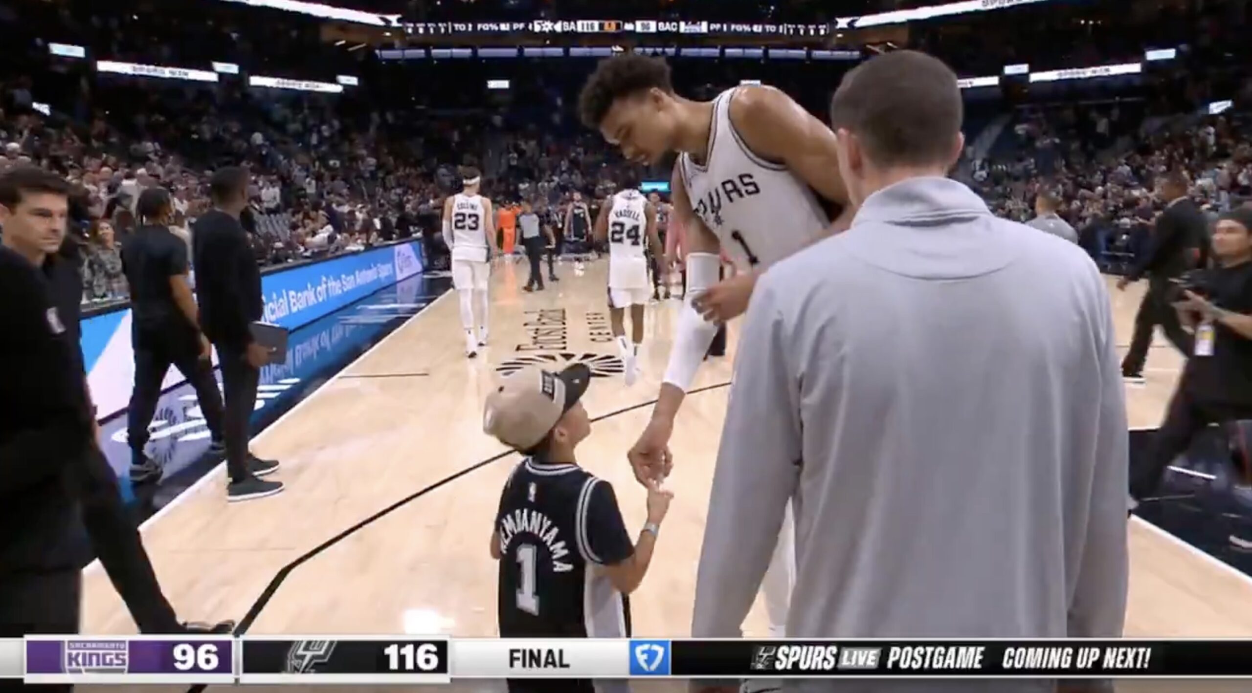 Wembanyama monumental, un enfant heureux et une victoire pour relancer les Spurs