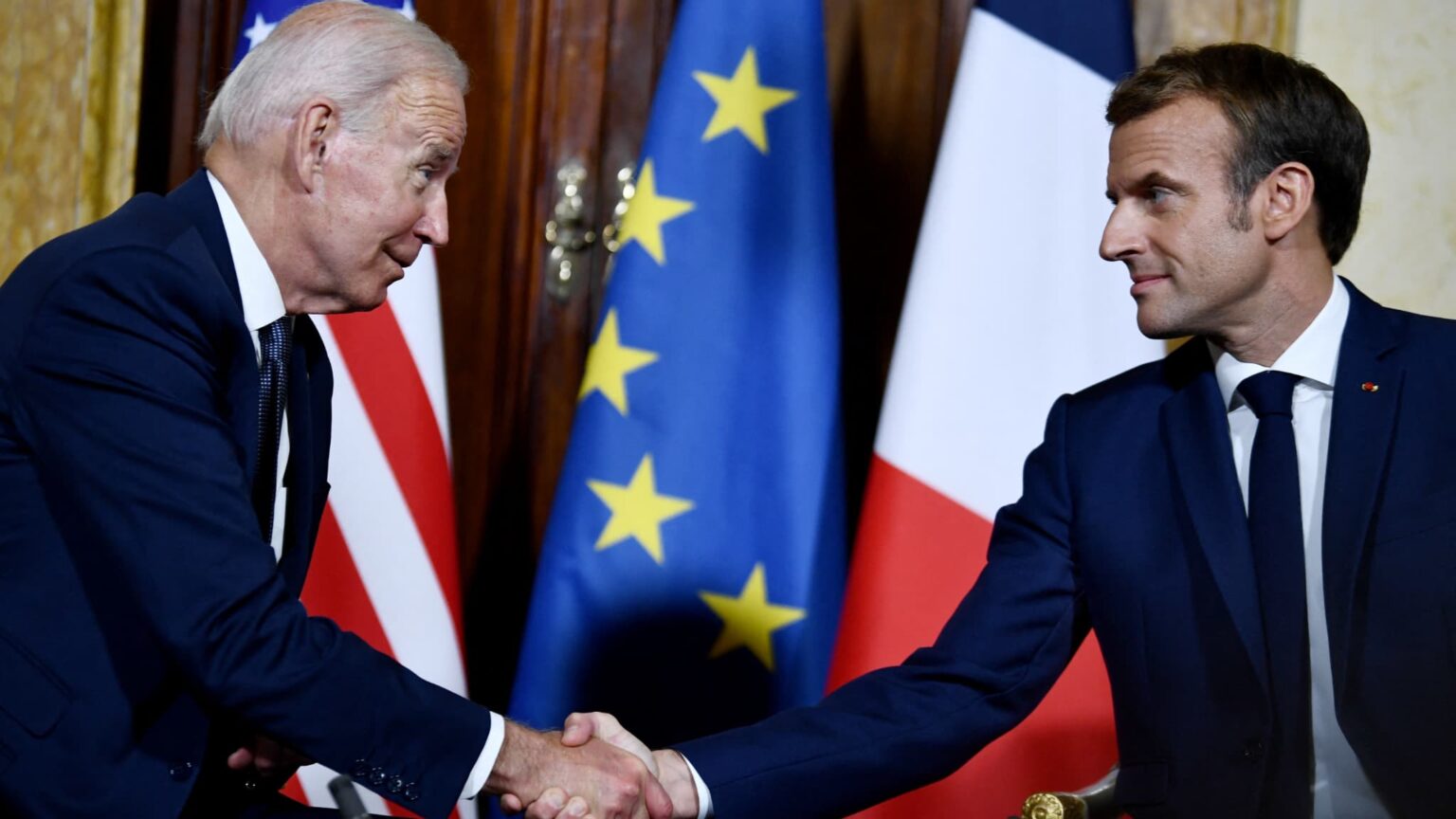 Joe-Biden-et-Emmanuel-Macron-se-serrent-la-main-vendredi-29-octobre-1156629