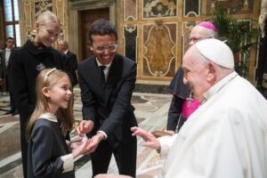 Omar Harfouch honoré par le pape François après son 'Concerto pour la paix' au Vatican. Revivez cette première historique en vidéo