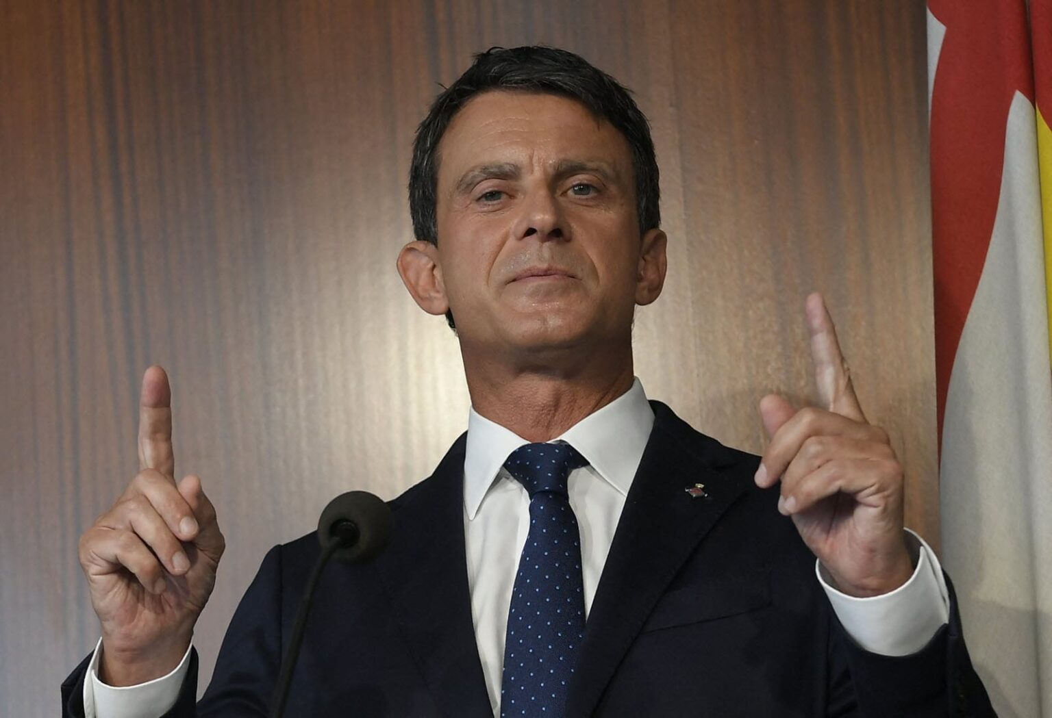 Nouvelle-Calédonie : Manuel Valls tente d'imposer un accord après les émeutes