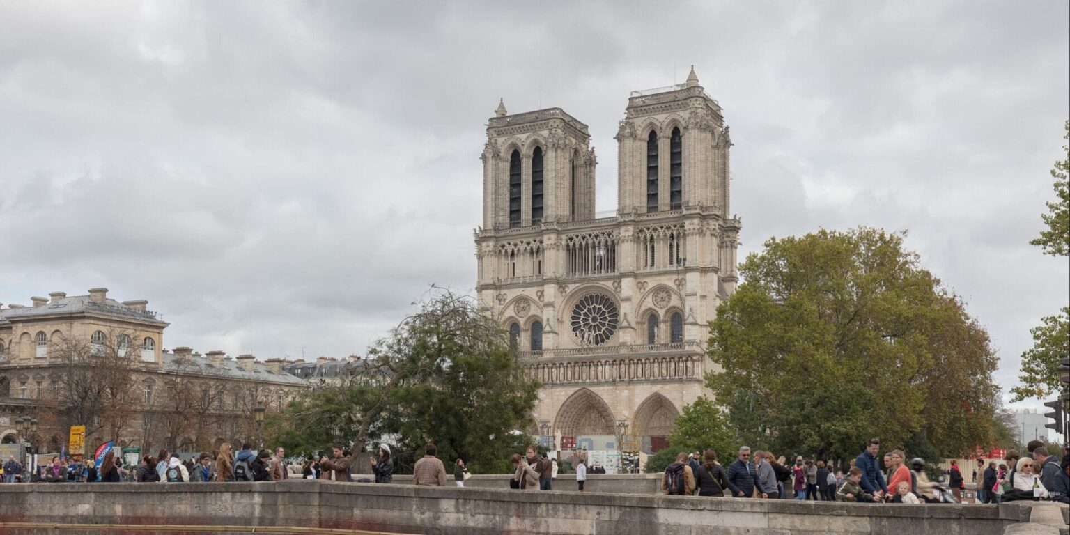 Saut en parachute depuis Notre-Dame : un base-jumpeur révèle les failles du chantier