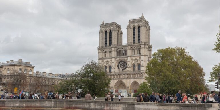 Saut en parachute depuis Notre-Dame : un base-jumpeur révèle les failles du chantier