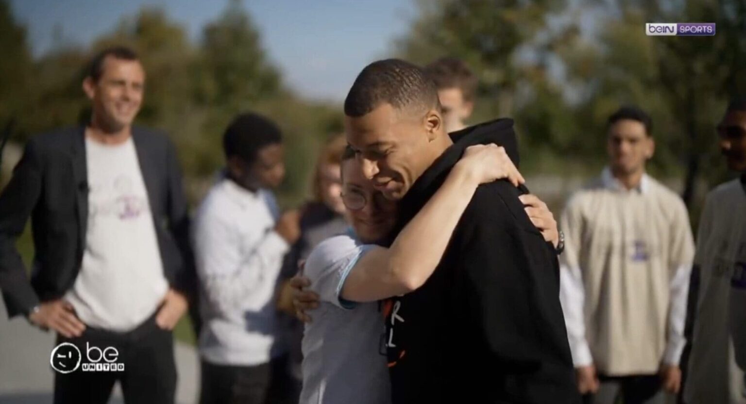 Kylian Mbappe demande un autographe
