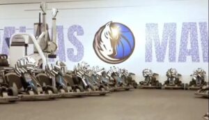 INSOLITE – Découvrez les surprenants cadeaux de Noël de Luka Doncic à ses coéquipiers NBA