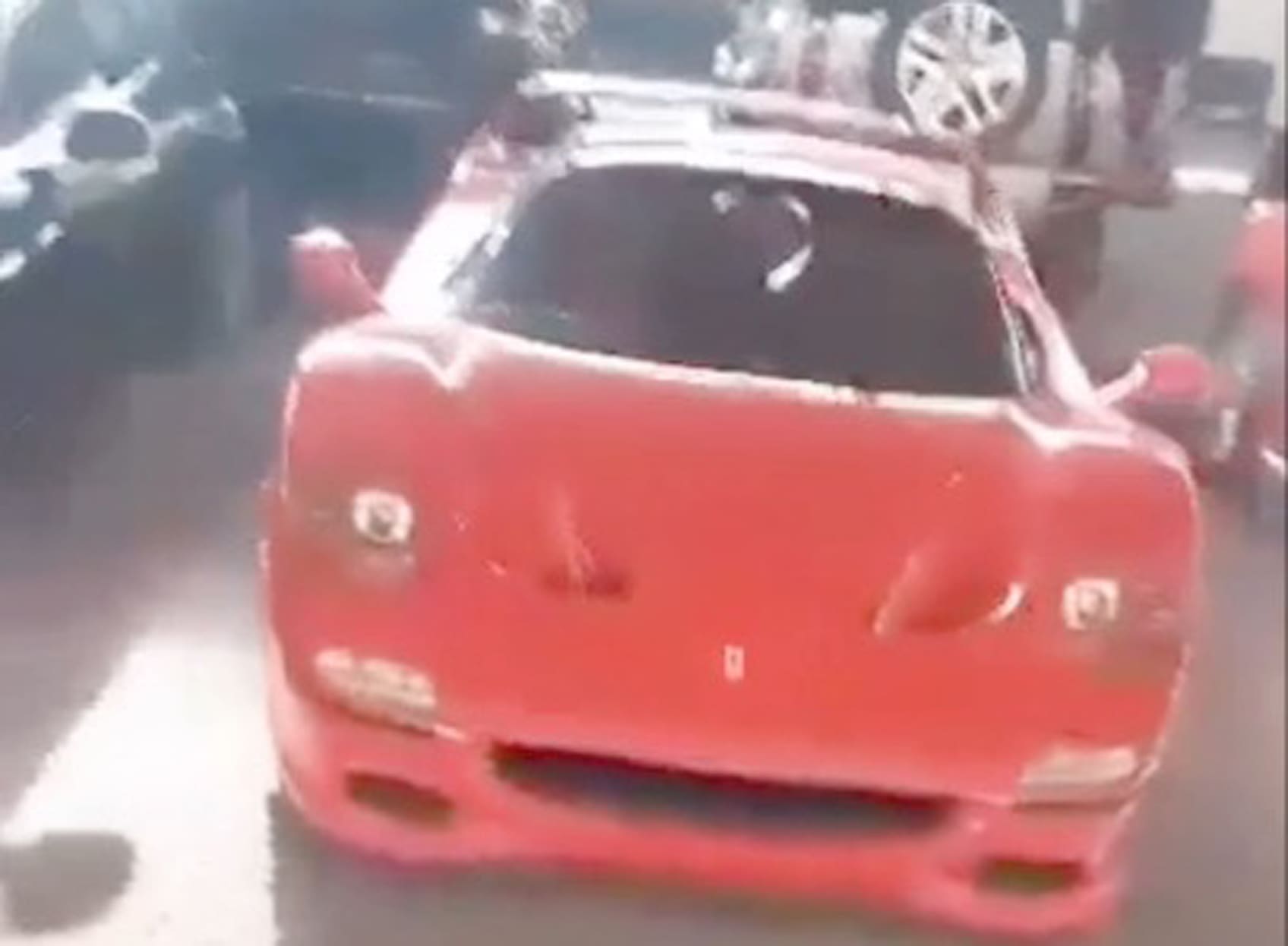 Ferrari, Maserati, Mercedes... Les images incroyables -et indécentes- du garage de Bachar al-Assad, alors que la Syrie vit dans la misère