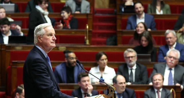 Censure, démission de Barnier, discours de Macron… : une semaine folle pour la Ve République