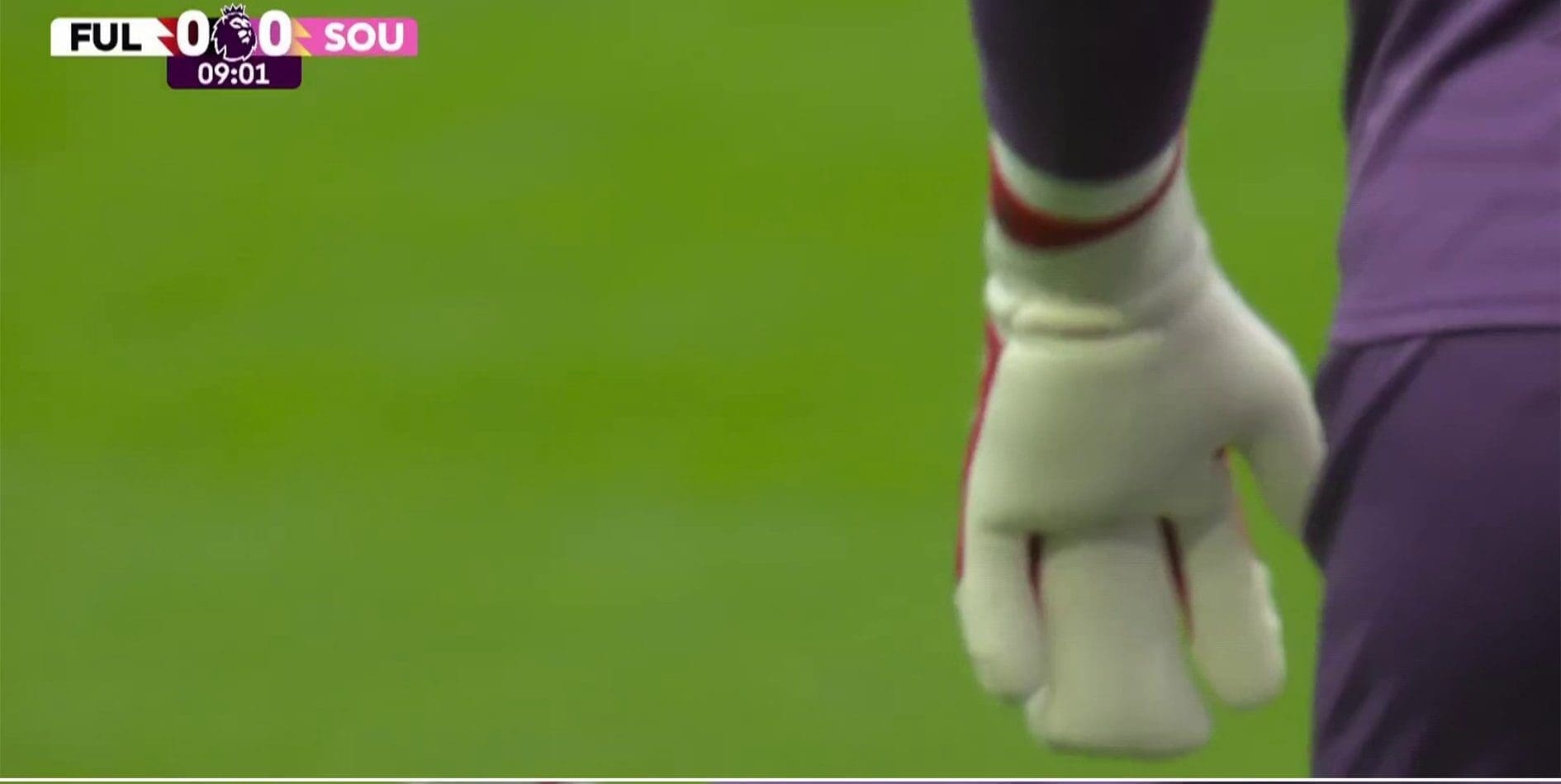 L'étrange gant à 4 doigts de ce gardien anglais