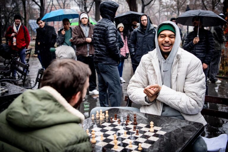 INSOLITE – Victor Wembanyama joue aux échecs avec des inconnus en plein New York
