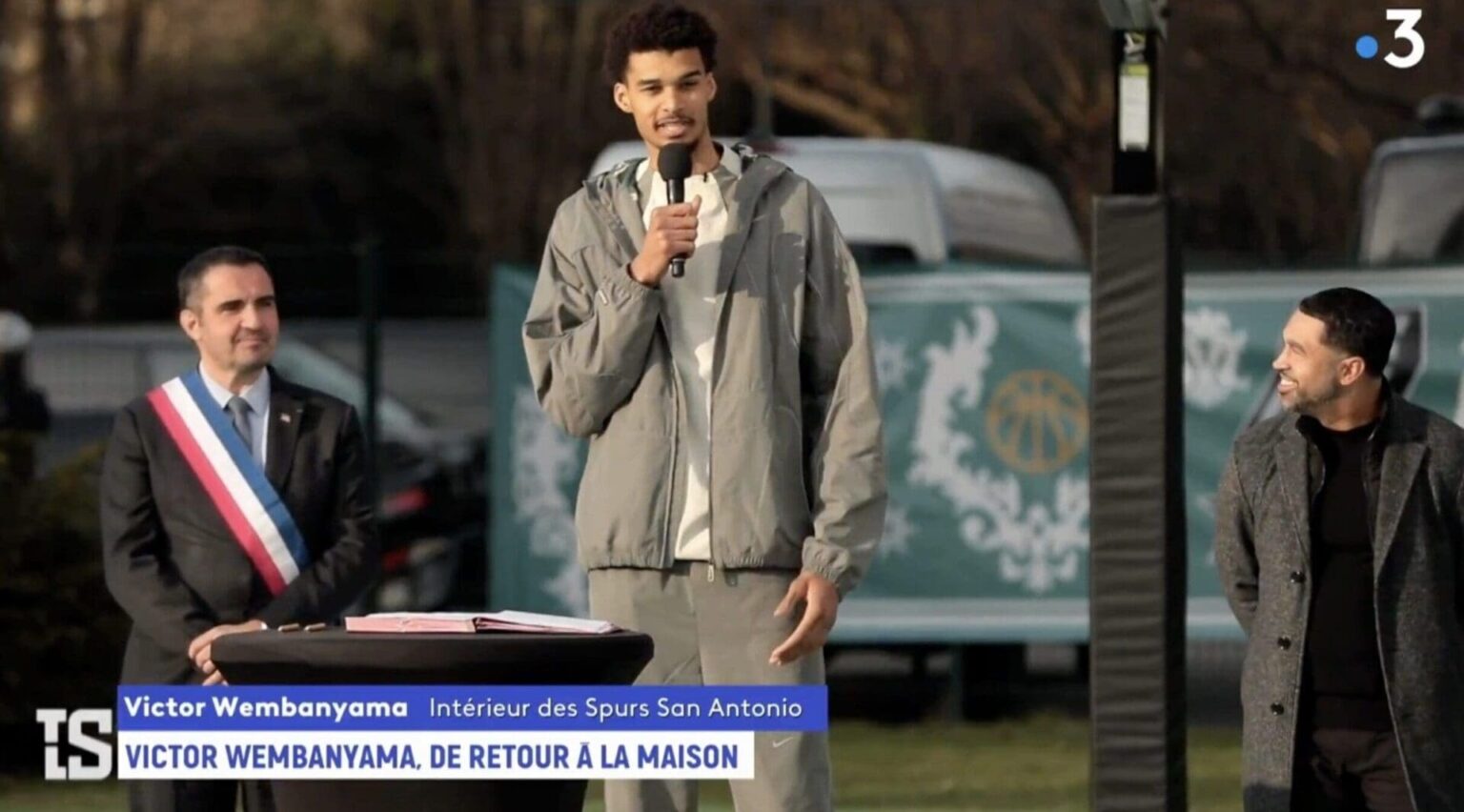 Victor Wembanyama inaugure deux terrains de basket au Chesnay