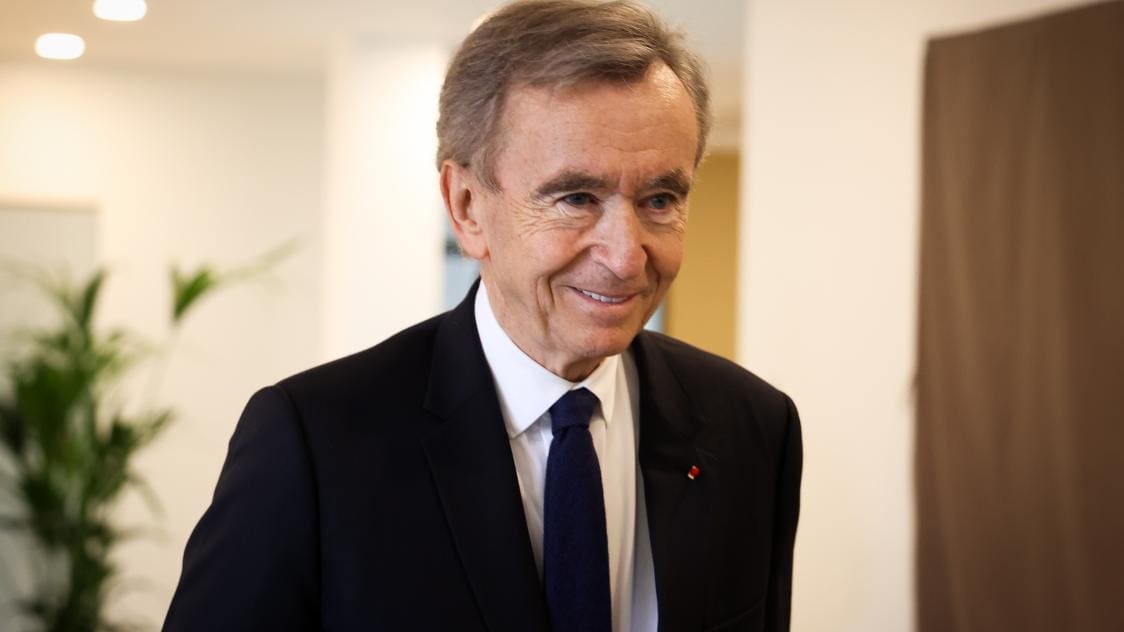 Bernard Arnault critique la hausse des impôts en France et loue le modèle économique américain