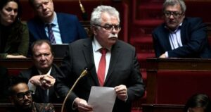 Le président du groupe communiste André Chassaigne s’apprête à quitter l’Assemblée nationale