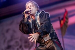 Bruce Dickinson, chanteur d’Iron Maiden, en compétition d’escrime à Faches-Thumesnil