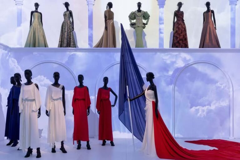 Une braderie exceptionnelle pour les costumes des JO 2024 aux Puces de Saint-Ouen