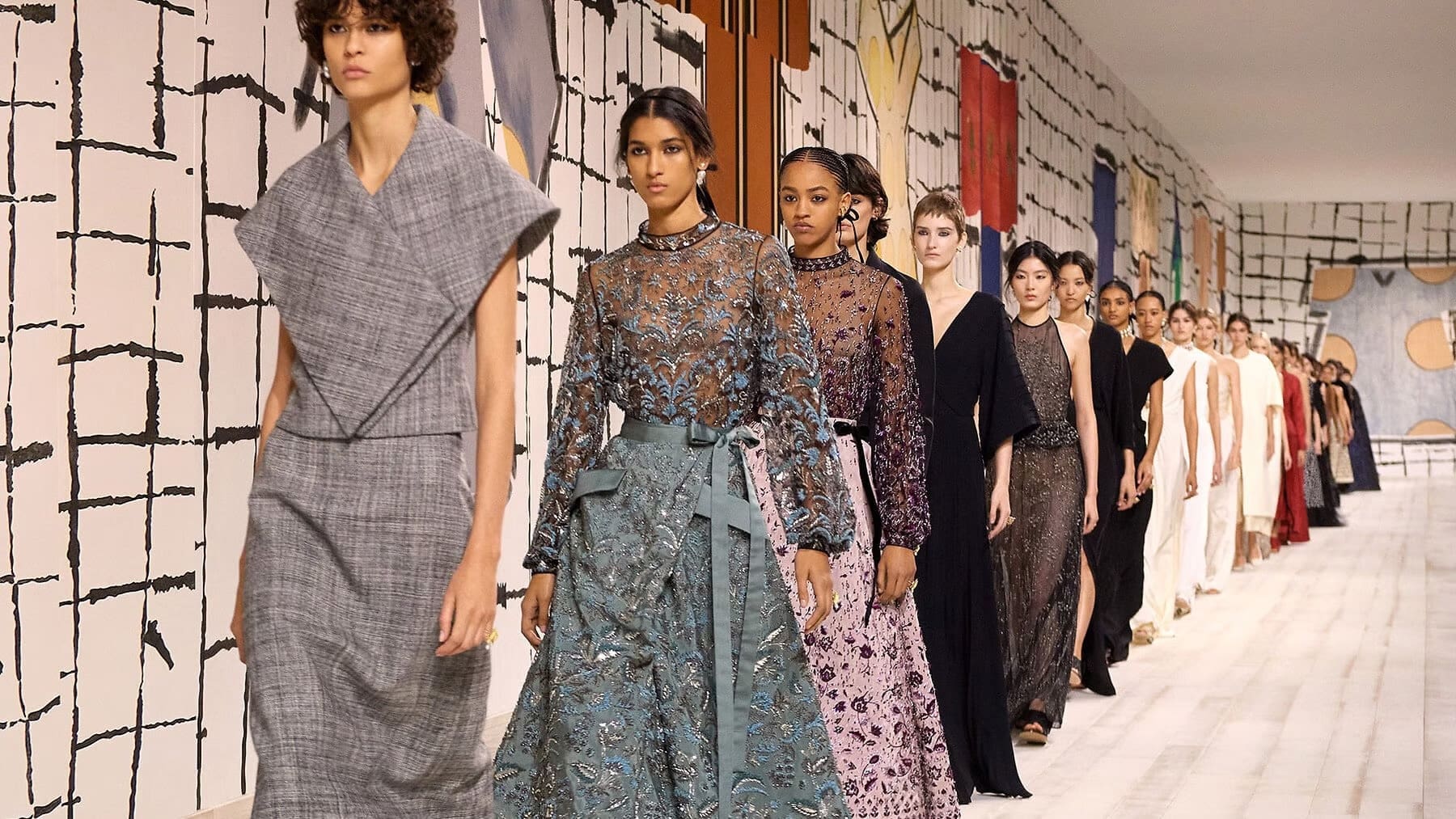 Dior Haute Couture Printemps-Été 2025 : Un Défilé entre Histoire et Féérie