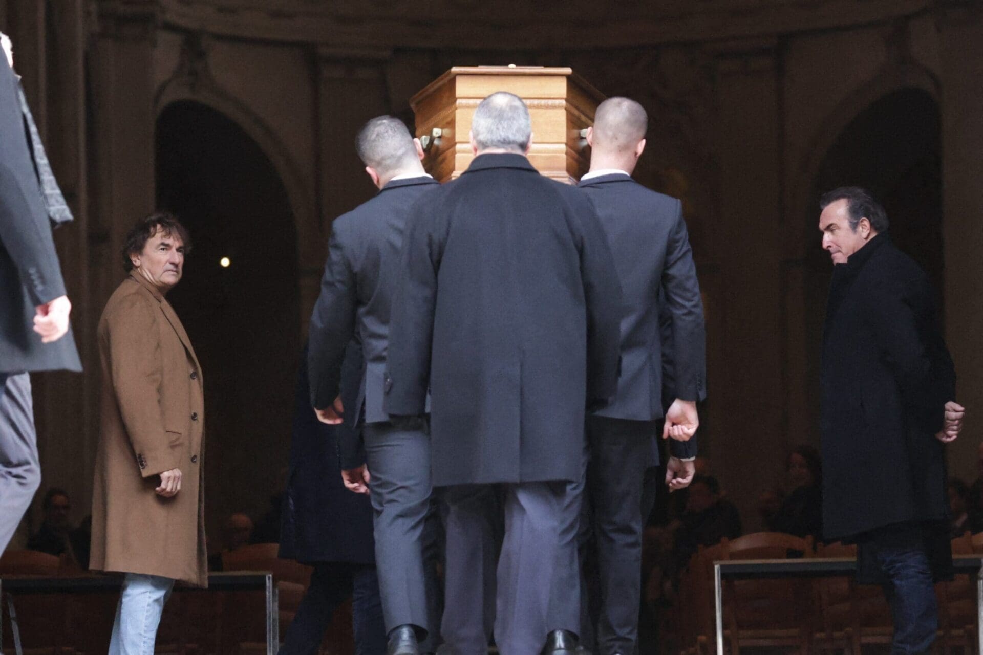 Obsèques de Bertrand Blier : Jean Dujardin et Albert Dupontel le portent une dernière fois