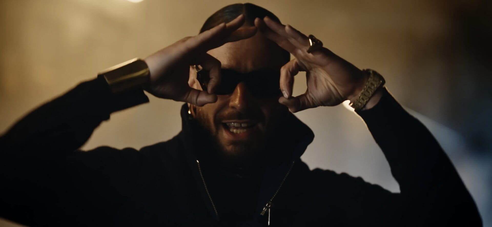 "Contraint de vivre comme des criminels"... Le rappeur SCH fuit Marseille pour Paris