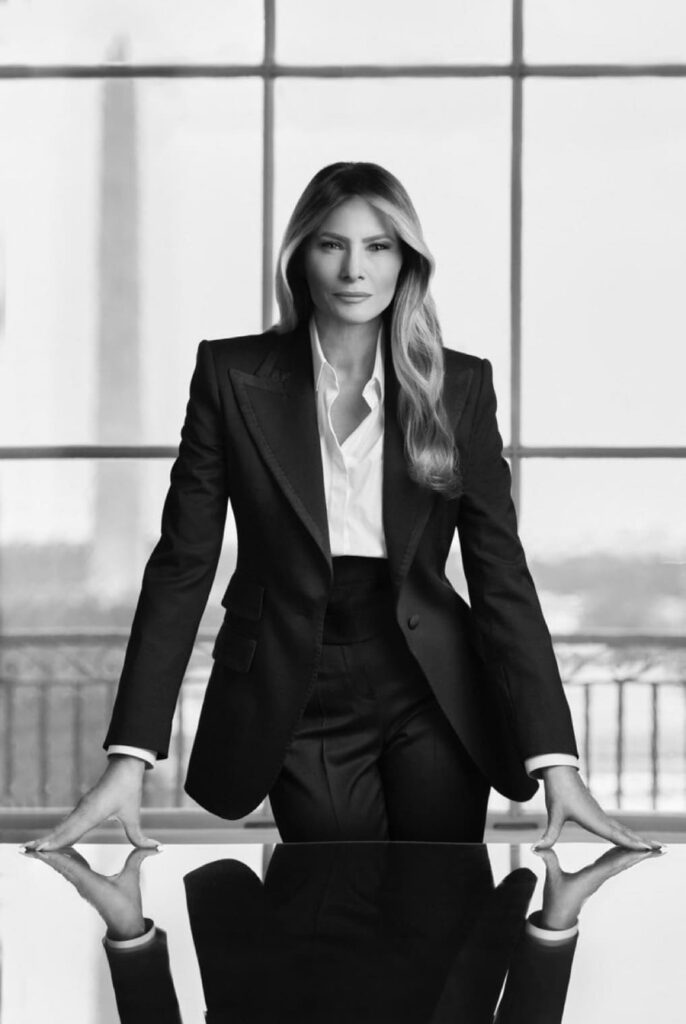 Découvrez Le Nouveau Portrait Officiel De Melania Trump. Et Il Change Radicalement Du Précédent! Découvrez Le Nouveau Portrait Officiel De Melania Trump. Et Il Change Radicalement Du Précédent!