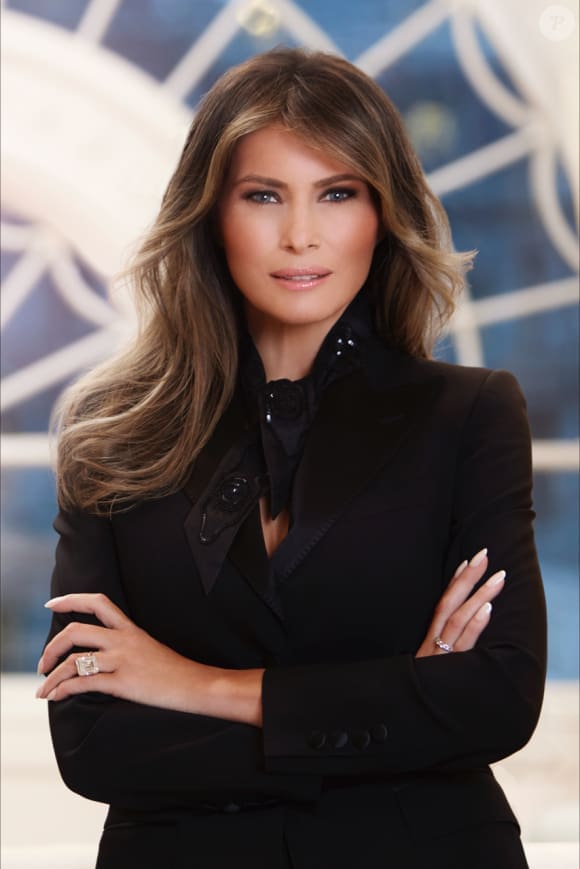 Découvrez Le Nouveau Portrait Officiel De Melania Trump. Et Il Change Radicalement Du Précédent! Découvrez Le Nouveau Portrait Officiel De Melania Trump. Et Il Change Radicalement Du Précédent!