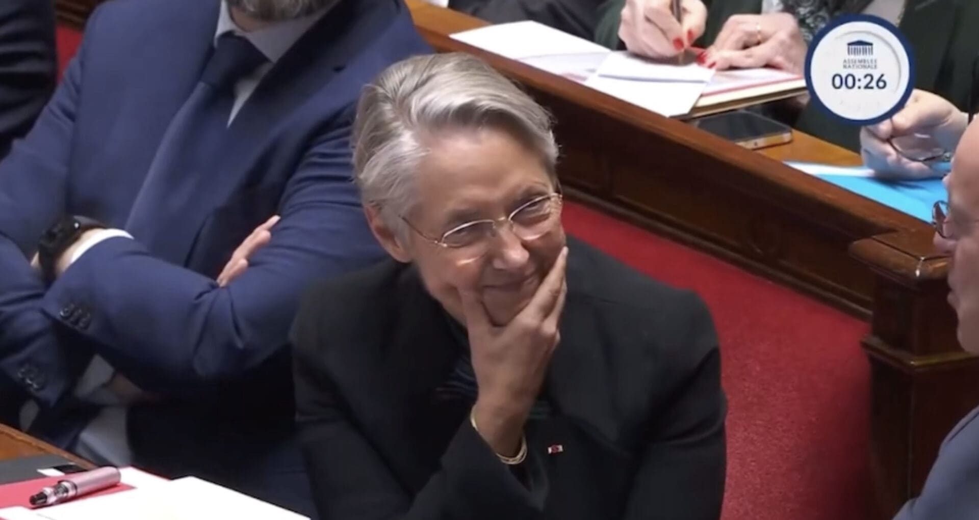 Polémique à l’Assemblée: Élisabeth Borne tout sourire pendant que Marine Le Pen parle du meurtre d’Elias, 14 ans, tué au couteau