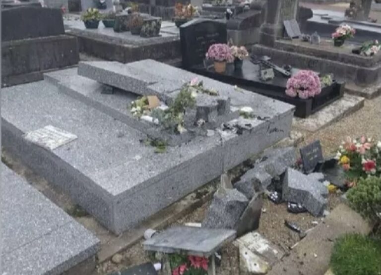 La tombe de Jean-Marie Le Pen vandalisée à coups de masse en Bretagne