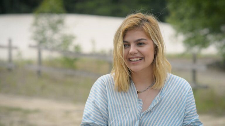 "Tu rêvais de m'y voir maman" : Louane dédie à sa mère sa participation à l'Eurovision 2025