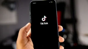 Des iPhone avec TikTok préinstallé se vendent jusqu’à 13 000 dollars aux États-Unis