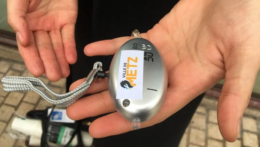 Metz : la distribution des porte-clés d’alerte aux femmes a commencé