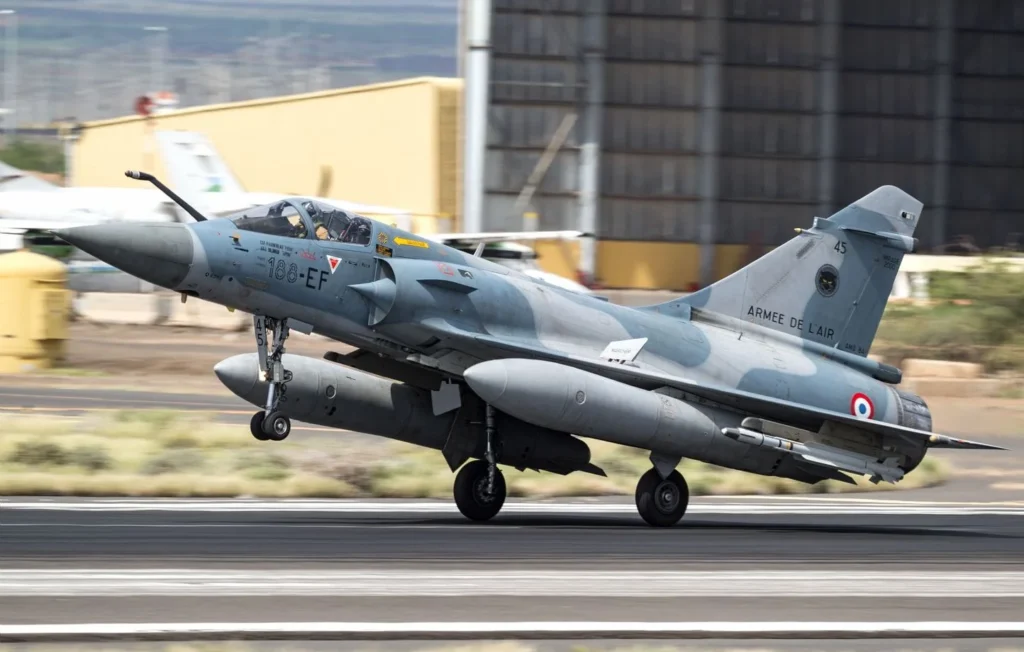 1444x920_un-mirage-2000-5-avion-de-chasse-francais-servant-essentiellement-aux-missions-de-police-du-ciel