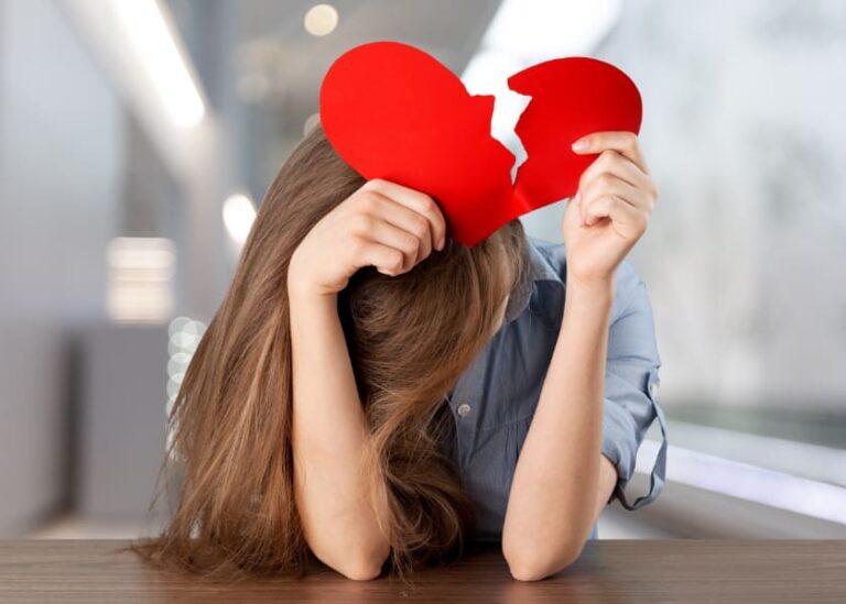 Accompagner votre fille: comment l’aider à surmonter sa première peine de cœur