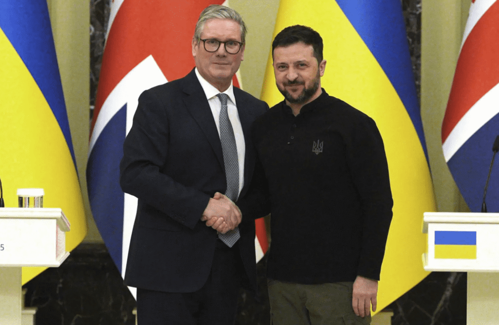 Après que Trump la qualifié de dictateur Starmer annonce son soutien à Zelensky
