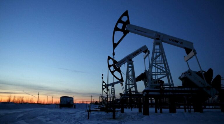 Baisse des prix du pétrole en fin de semaine malgré les attentes d'un accord russo-ukrainien