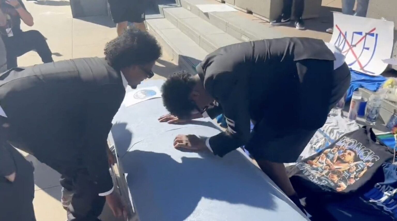 Un cercueil à Dallas après le trade de Luka Doncic