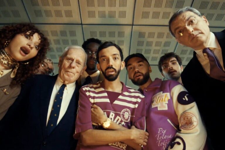 Le Toulouse Football Club dévoile son 3e maillot, très rétro, aux côtés de Bigflo & Oli