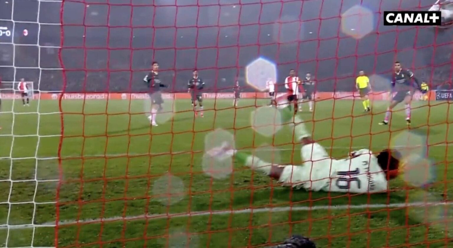 Mike Maignan se troue face au PSV