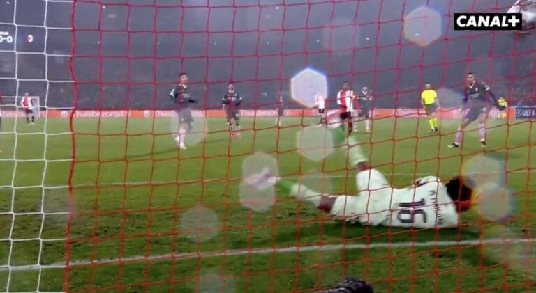 Ligue des Champions - la grosse boulette de Mike Maignan à Eindhoven