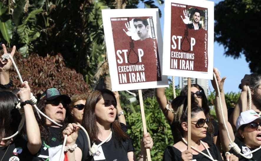 Iran : un record macabre avec 975 exécutions en 2024, outil de répression du régime