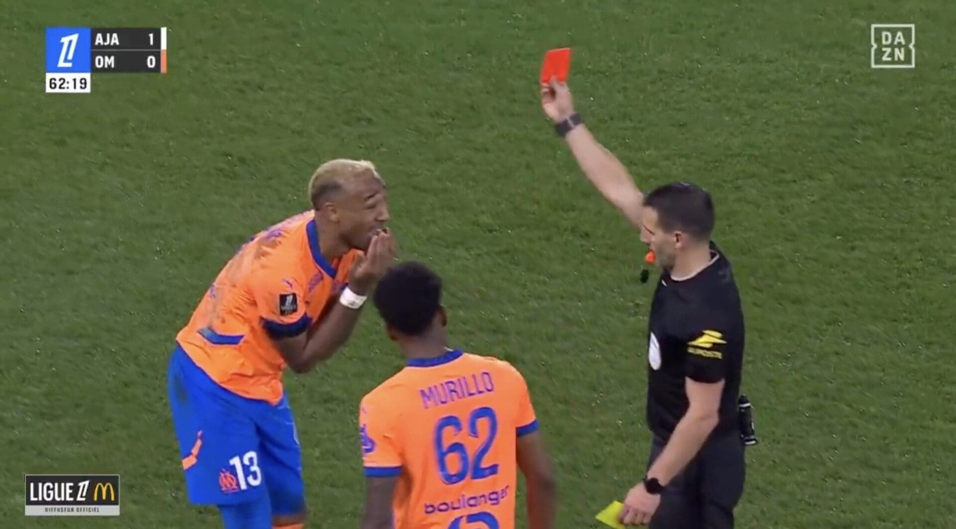 Enorme, l'AJ Auxerre met fin à la série d'invincibilité de l'OM (3-0), Marseille enrage contre l'arbitrage