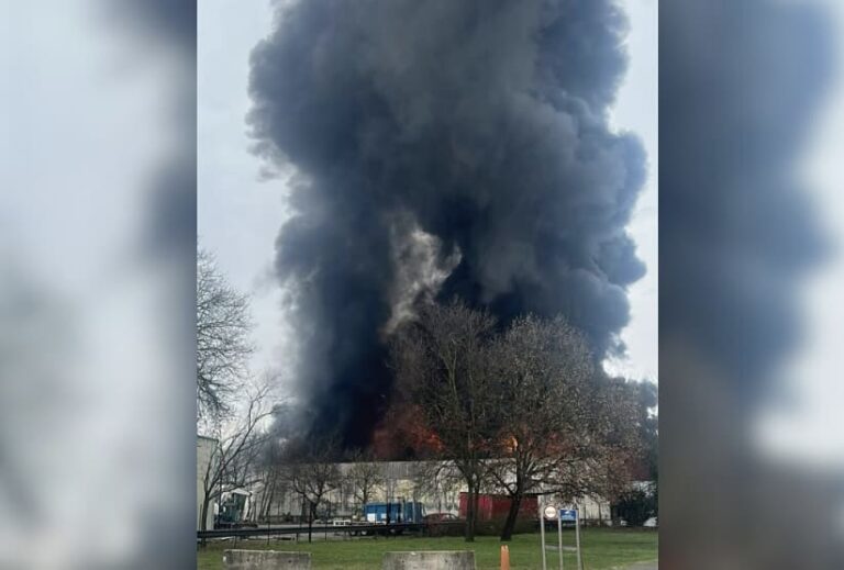 Gros incendie à Toulouse : une épaisse fumée noire visible à des kilomètres